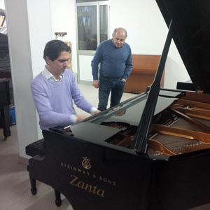Alexandros Kapelis mentre sceglie il pianoforte per il suo concerto